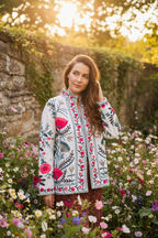 Chaqueta bordada - editorial boho exteriores