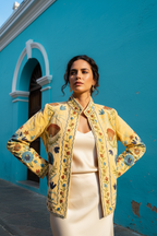 Chaqueta bordada - frontal pared turquesa