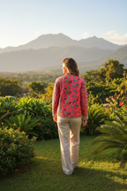 Chaqueta bordada rosa - vista trasera jardín montañas