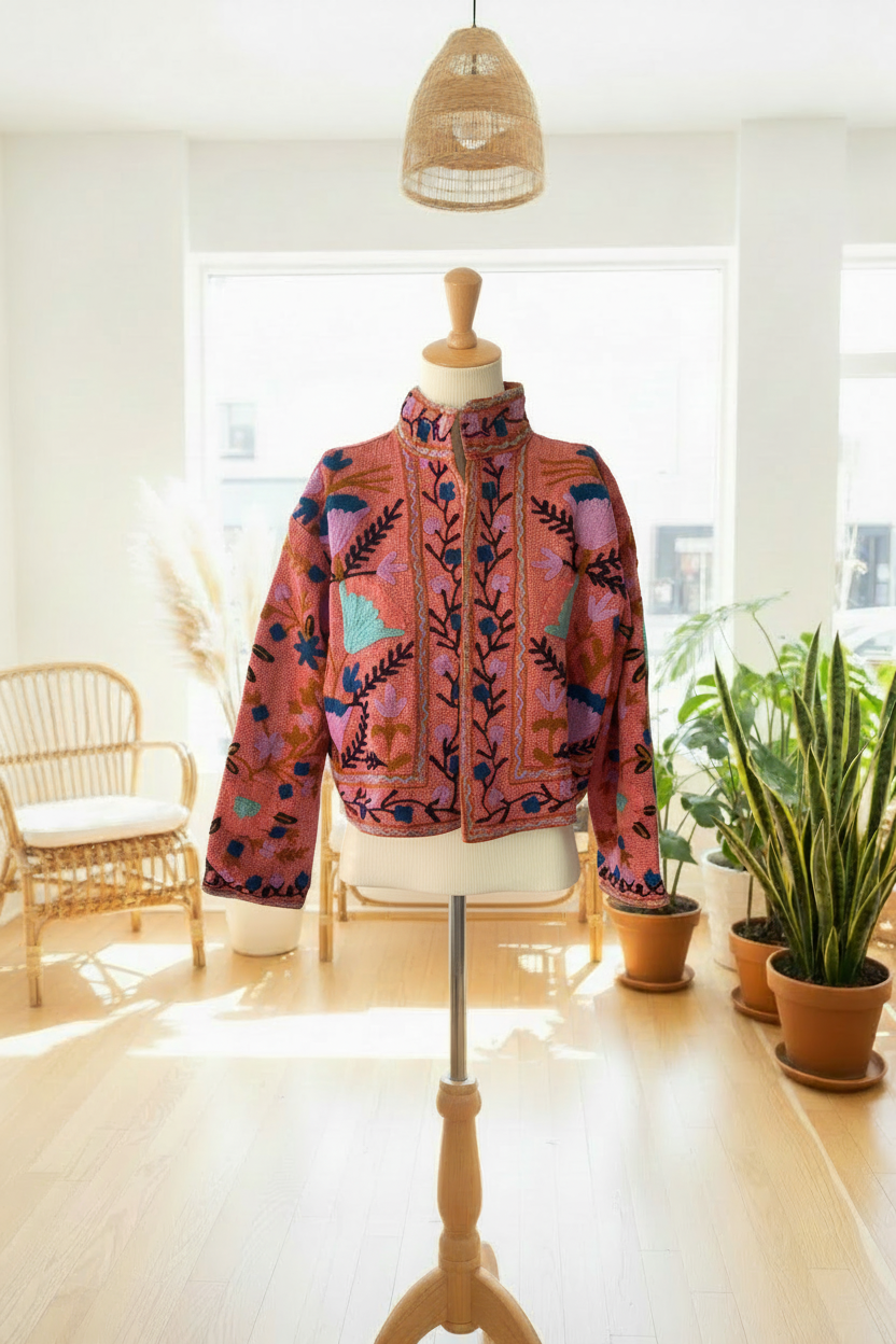 Chaqueta coral en maniquí boho luminoso