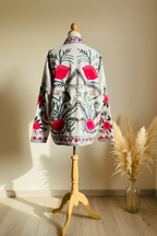 Chaqueta crema bordada - maniquí trasera