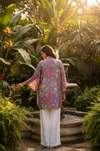 Kimono morado vista trasera jardín