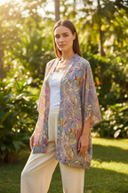 Kimono plumas gris - lifestyle frontal medio muslo