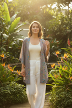 Kimono gris floral frente cámara largo correcto