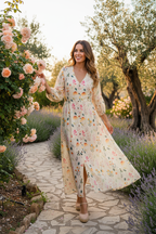 Vestido floral - lifestyle caminando jardín