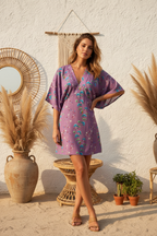 Vestido kimono lila pose estética natural